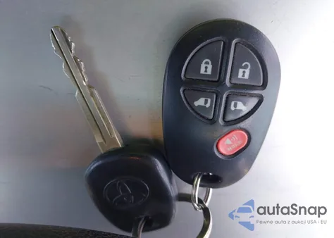 2017 Toyota Sienna Le 8 Passenger z USA, uszkodzony, nr VIN 5TDKZ3DC3HS783912